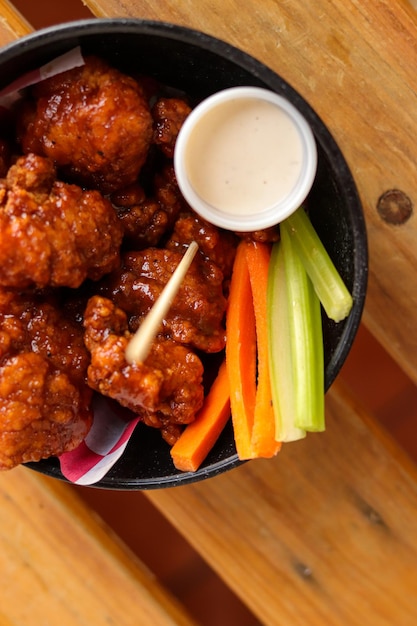 Photo a bowl of food with a small bowl of food with a dipping sauce