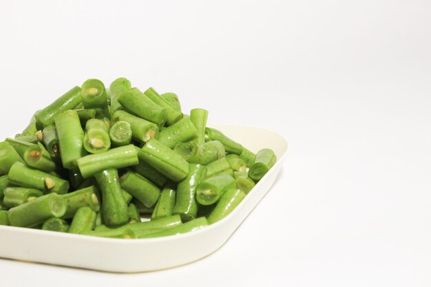 Photo a bowl of green peas with a white background