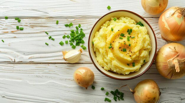 Photo a bowl of mashed potatoes with onions on a table