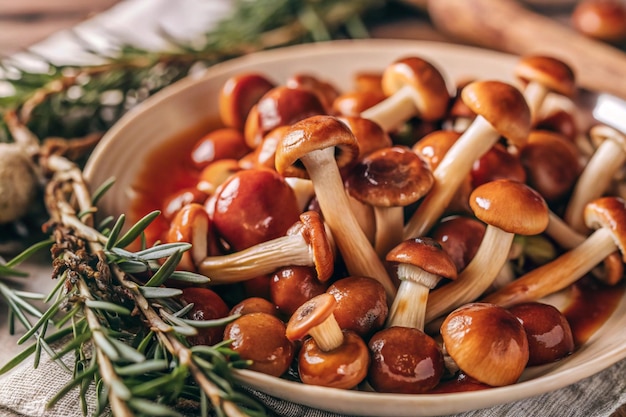 Photo a bowl of mushrooms with a brown liquid in it