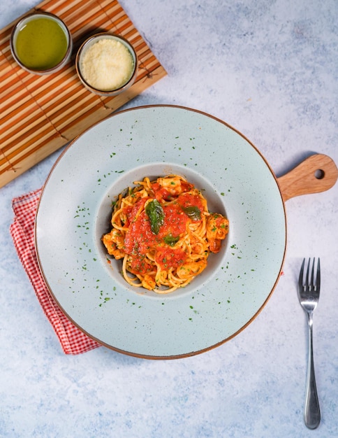 Photo a bowl of pasta with tomatoes and peppers on a table