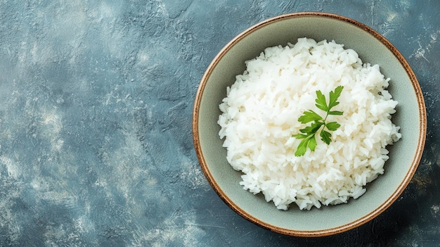 Photo bowl of steamed white rice garnished with parsley on textured background