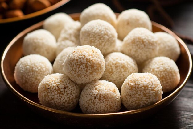 Photo a bowl of white chocolate and coconut cookies.