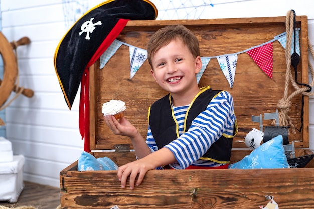 Photo boy in the form of pirates at the helm.