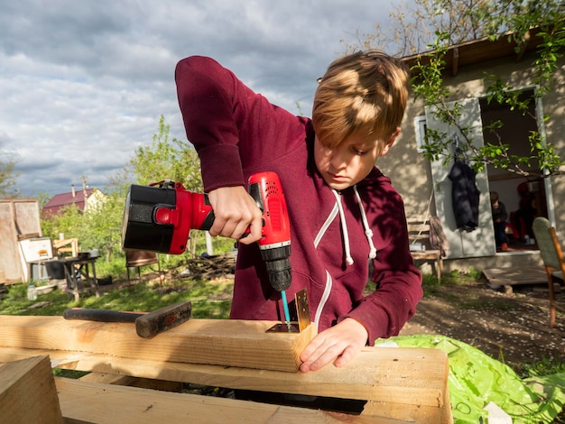 Photo boy making furniture