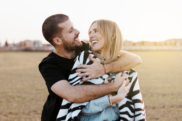 Photo boyfriend and girlfriend in love close up couple in the countryside embraced