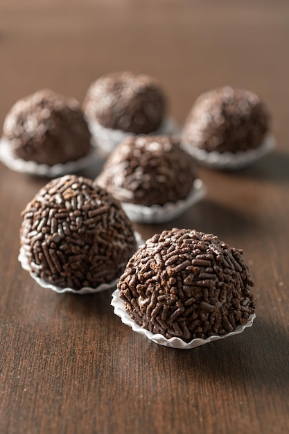 Photo brazilian brigadeiro brigadier traditional candy for party with chocolate sprinkles