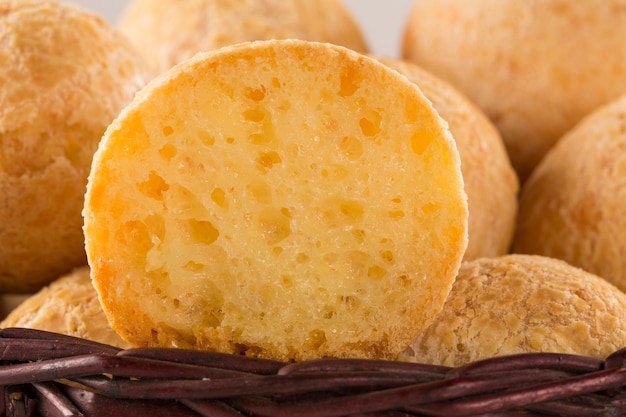 Photo brazilian cheese buns . table cafe in the morning with cheese bread and fruits.