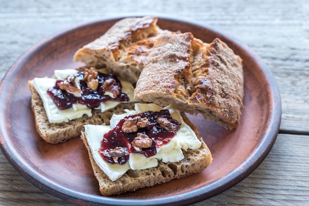 Bread with brie and jam