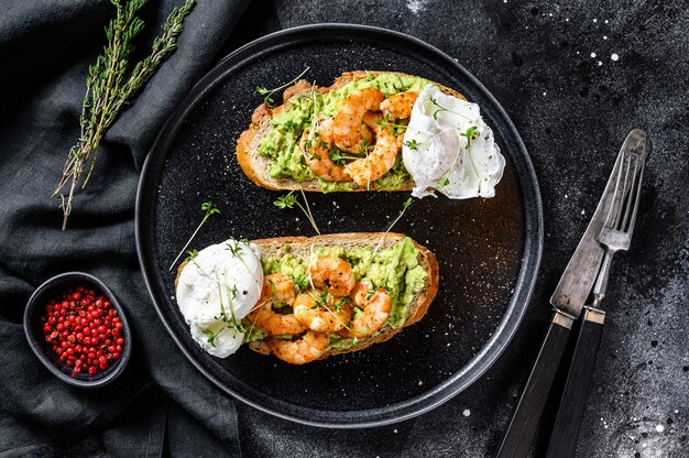 Bread with guacamole, fried shrimp, prawns and egg