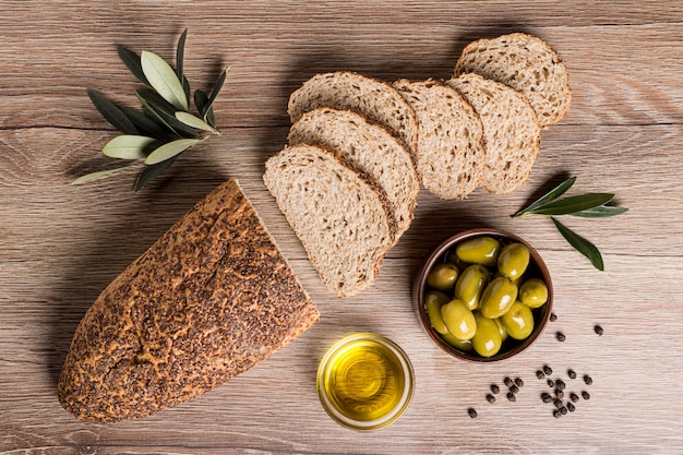 Photo bread with olives and olive oil