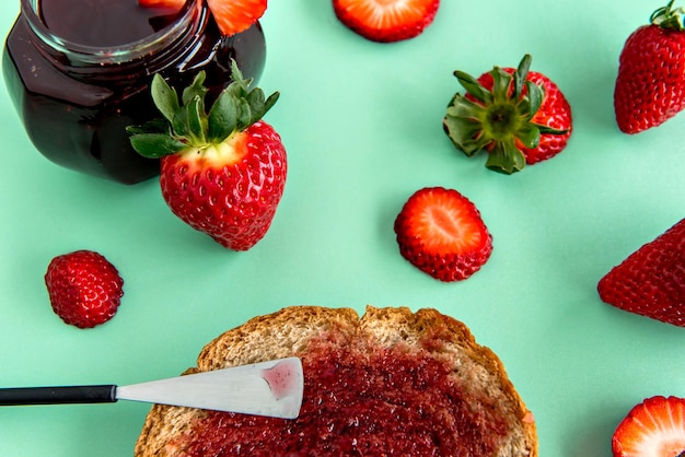 Bread with strawberry jam on green background delicious strawberry jam