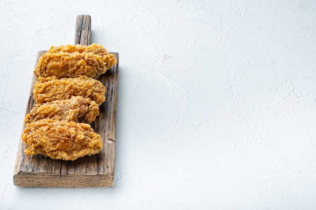 Photo breaded chicken wings cuts on white background