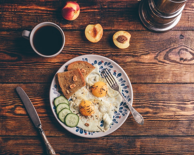 Photo breakfast toast with fried eggs with vegetables