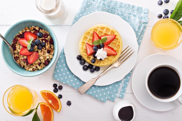 Photo breakfast waffles with fresh berries