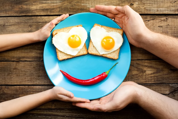 Photo breakfast with bread and fried egg on plate