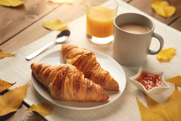 Photo breakfast with cup of coffee croissants jam fresh orange juice