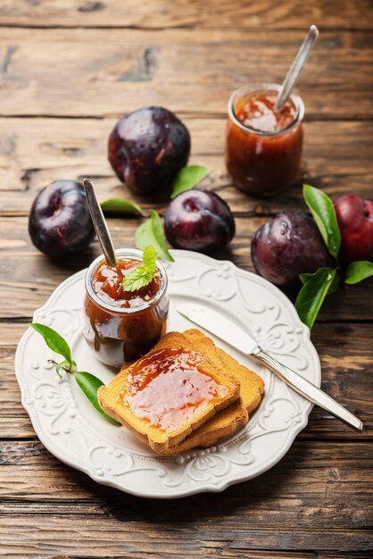 Photo breakfast with toast and plum jam