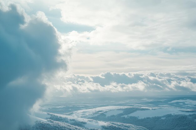 Photo breathtaking winter landscape showing snowy hills under a vast cloudy sky at sunrise