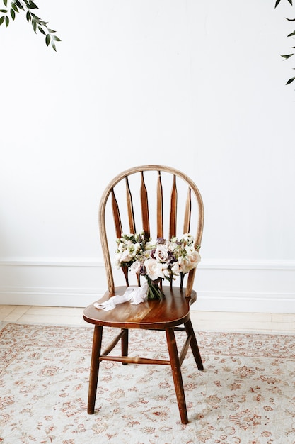 Photo bridal bouquet of flowers on a chair