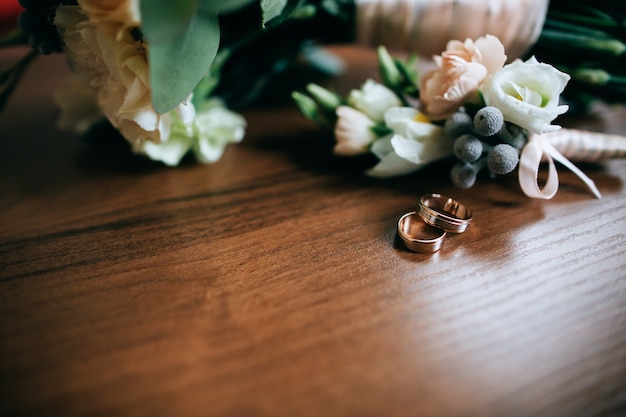 Bride bouquet and wedding rings