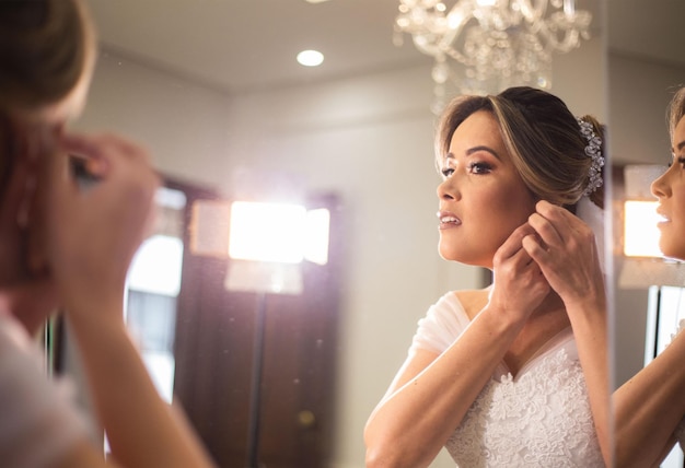 Photo a bride getting ready for her wedding in front of a mirror