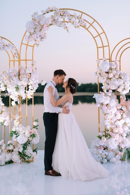 bride and groom against the backdrop of a yellow sunset