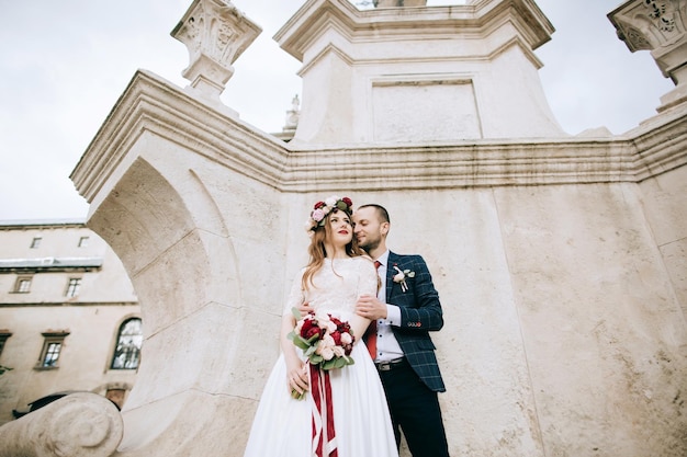 Photo bride and groom celebrating their marriage on the old city in europe wedding conceptx9