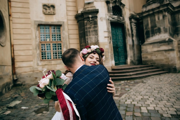 Photo bride and groom celebrating their marriage on the old city in europe wedding conceptx9xa