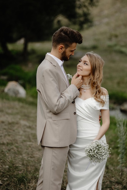 Photo a bride and groom in a field of flowers