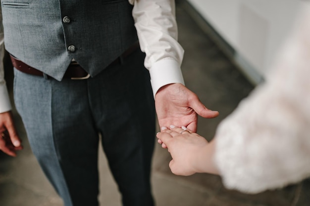 Photo the bride and groom go ahead and walking holding hands on a stroll along the street in the city bottom view newlyweds of the outdoors