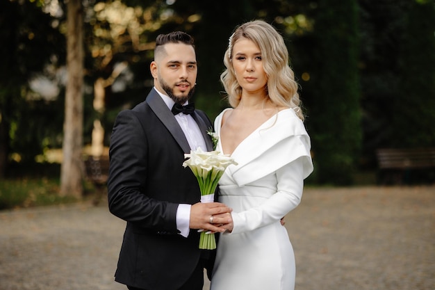 bride and groom portrait, beautiful bride and groom portrait