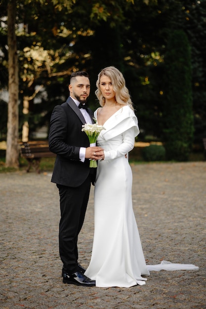 bride and groom portrait, beautiful bride and groom portrait