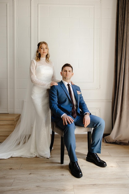 Photo a bride and groom pose for a photo in a photo studio