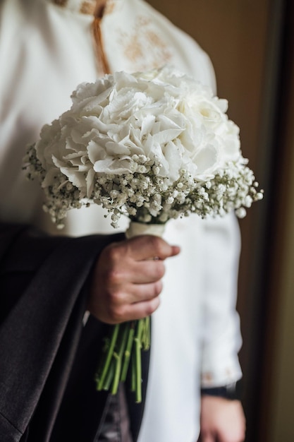 Photo bride holds a wedding bouquet wedding dress wedding details