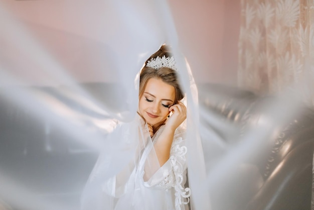 Photo a bride is standing in front of a white veil looking at the camera