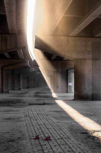 Photo bridge over road amidst buildings in city