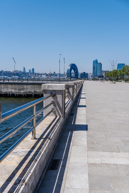 Photo a bridge with a view of a city and a city in the background