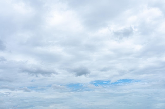 Photo bright blue sky with fluffy white clouds on a sunny day