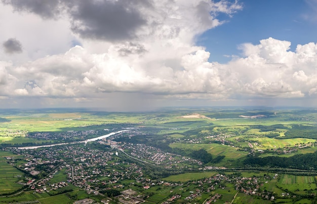 Photo bright landscape of white puffy cumulus clouds on blue clear sky over rural area.