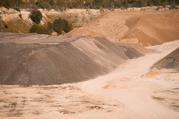 Photo bright midday sun illuminating quarry