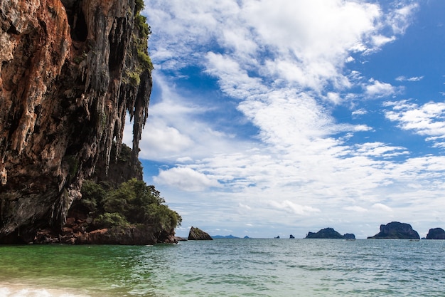 Photo bright sky at railay beach krabi thailand