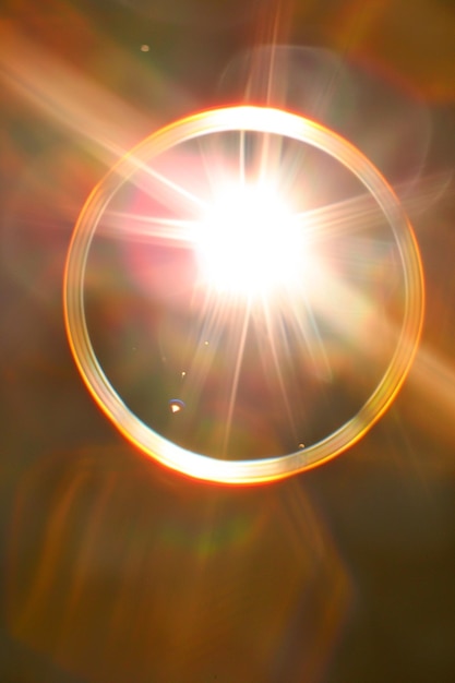 Photo a bright sun with a halo of light around it