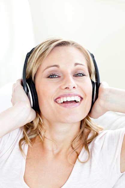 Photo bright young woman listening to music wearing headphones