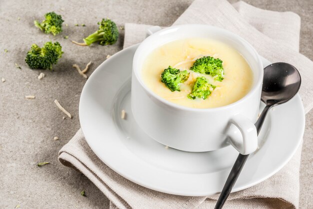 Photo broccoli cheese and chicken soup on gray stone table