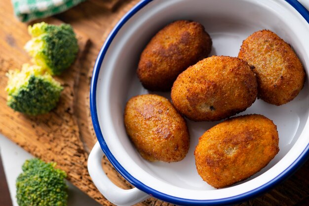 Photo broccoli and parmesan cheese croquettes.