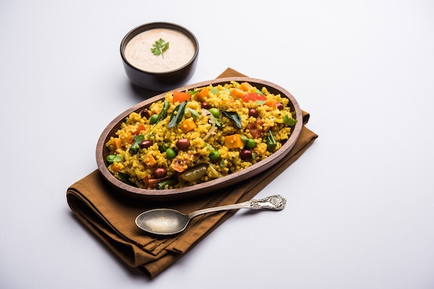 Photo broken wheat or daliya upma, served in a bowl. selective focus