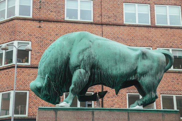 Photo bronze statue of a bull in denmark