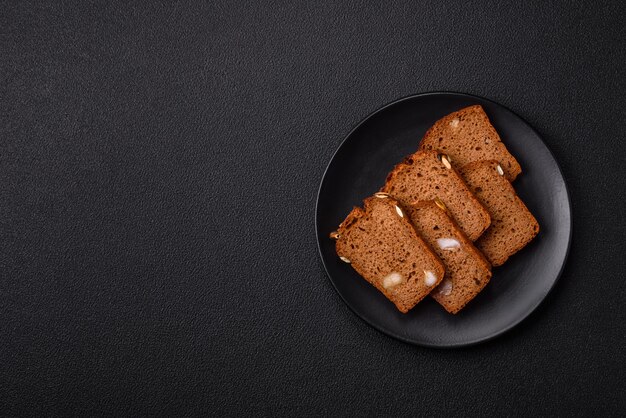 Photo brown bread with seeds grains salt and spices