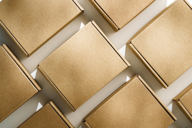 Photo brown cardboard boxes arranged on a neutral background in a warehouse setting during daylight hours